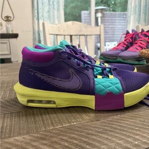 LeBron witness VIII, Size 11.5 mens, excellent condition!!